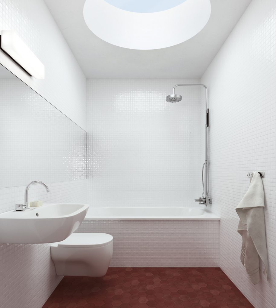 Helles Badezimmer mit Oberlicht