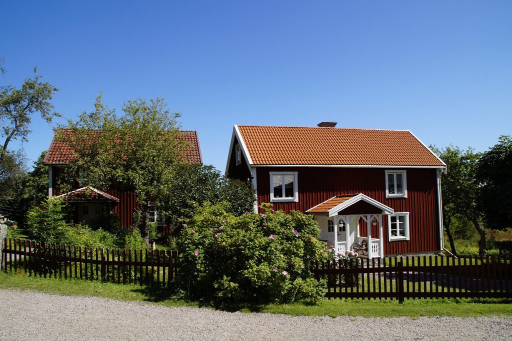 Das eigenen Ferienhaus: das Bild zeigt ein typisch schwedisches Ferienhaus.