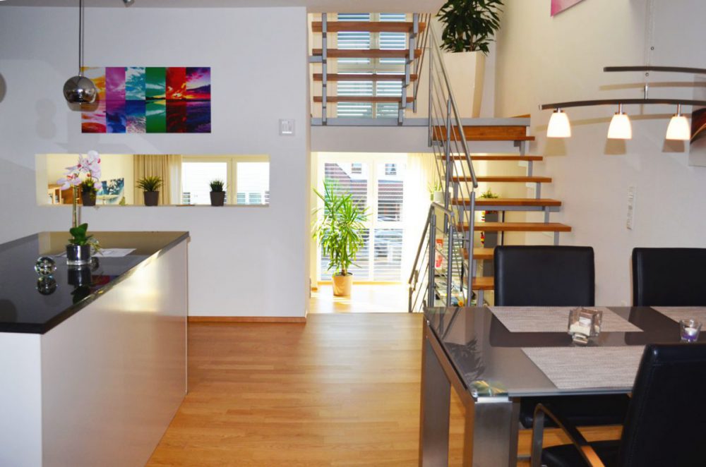 Reihenhaus in Split-Level Bauweise: Innenaufnahme Küche in Blickrichtung Wohnzimmer
