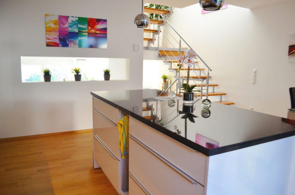 Reihenhaus In Split-Level-Bauweise: Blick Auf Den Küchenblock In Richtung Wohnbereich