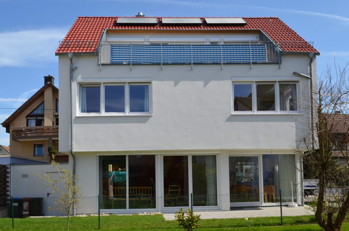 Bild eines Einfamilienhauses mit Solarkollektoren