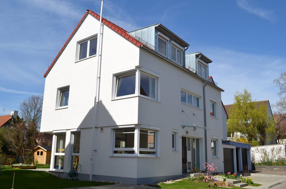 Vorderansicht Einfamilienhaus mit Solarkollektoren. Verantwortlicher Architekt: Karl Eisenbraun