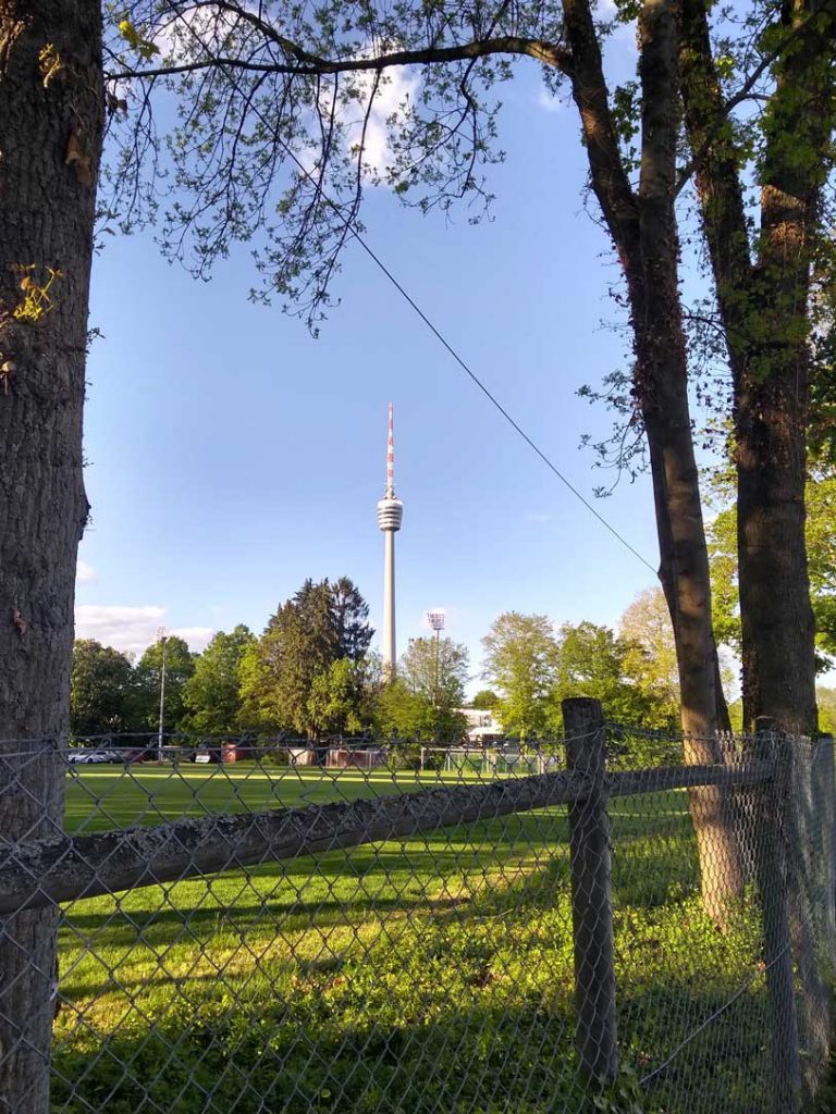 Sommerpause: Das Bild zeigt den Fernsehturm Stuttgart an einem Sommerabend.