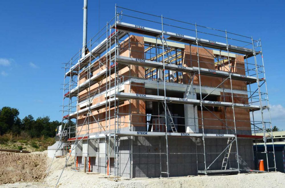 Mit Fernwärme-Heizung: Kubusförmiges Einfamilienhaus im Bau. Verantwortlicher Architekt: Karl Eisenbraun