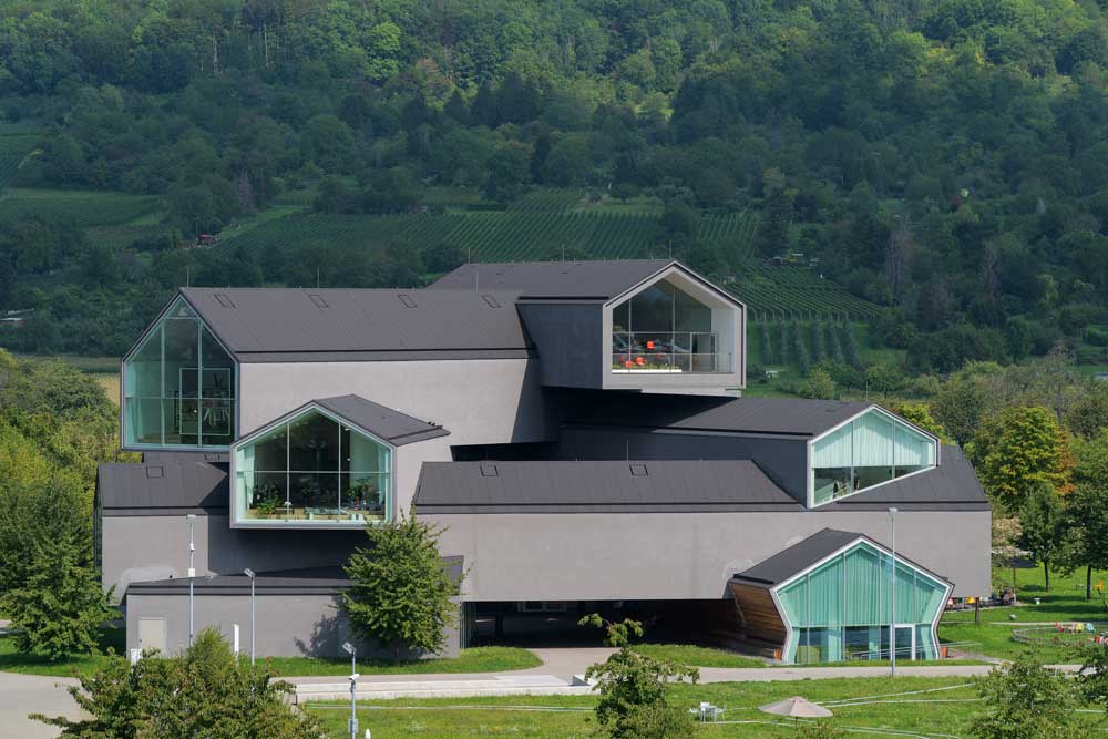 Bild des Vitra Hauses mit den Vitra Showrooms. Entworfen von Herzog & de Meuron