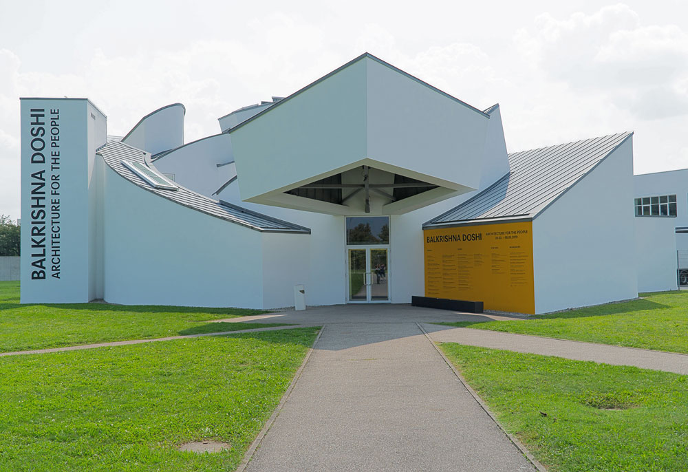 Ein Beispiel für Dekonstruktivismus: Frank O. Gehry, Vitra Museum, Weil am Rhein. Sonderausstellung Balkrishna Doshi