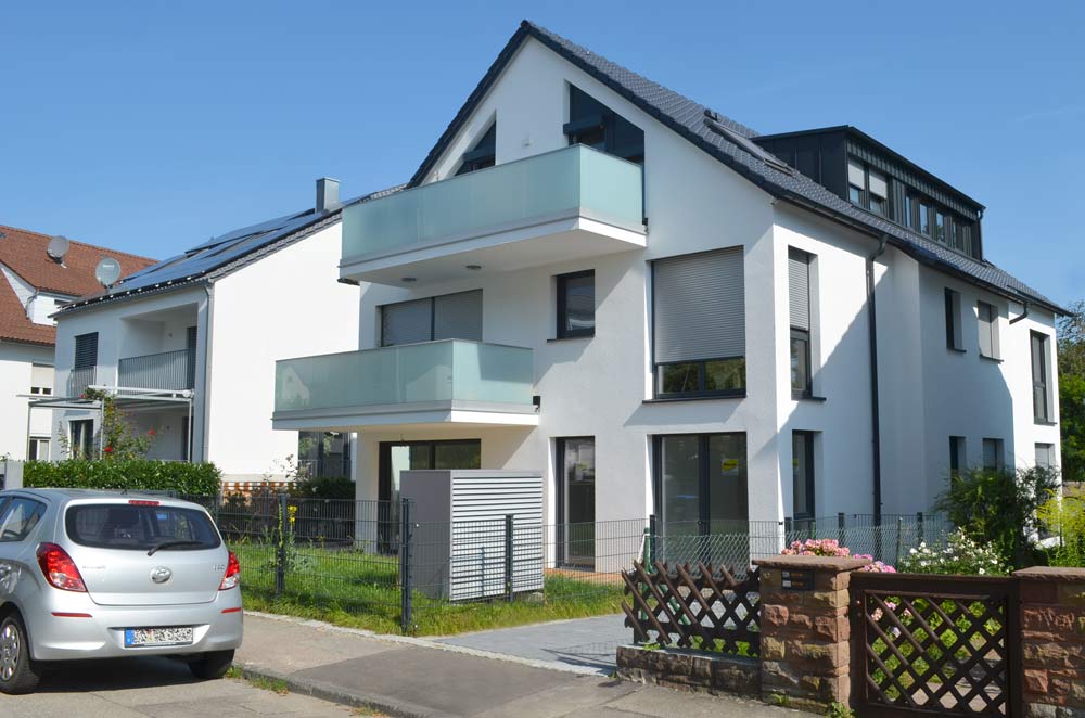 Vorderansicht: Mehrfamilienhaus mit Luft/Wasser-Wärmepumpe. Geplant und gebaut von Architekturbüro Eisenbraun.