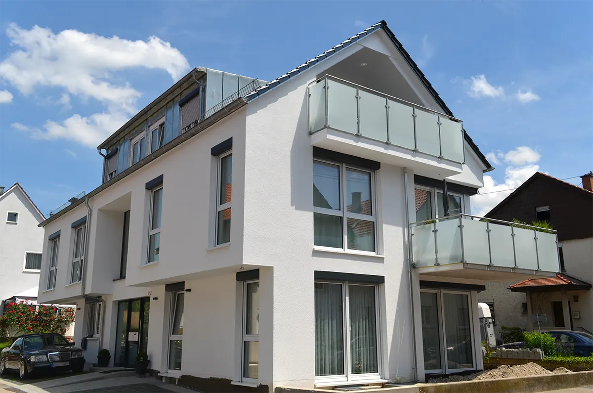 Vom Architekturbüro Eisenbraun geplantes 4-Familienwohnhaus mit Luft/Wasser-Wärmepumpe und barrierefreier EG-Wohnung.
