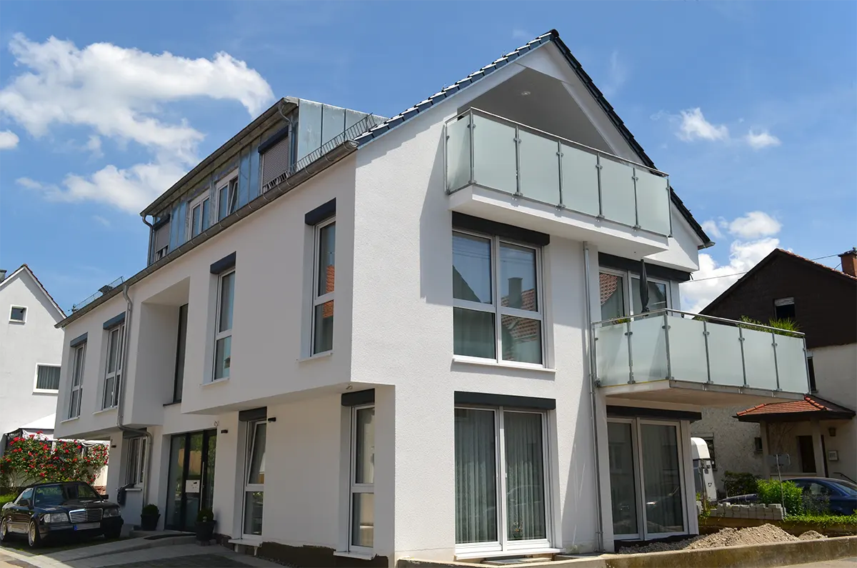 Vom Architekturbüro Eisenbraun Geplantes 4-Familienwohnhaus Mit Luft/Wasser-Wärmepumpe Und Barrierefreier EG-Wohnung.