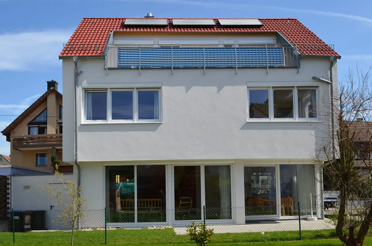 Rückansicht Einfamilienhaus Mit Solarkollektoren