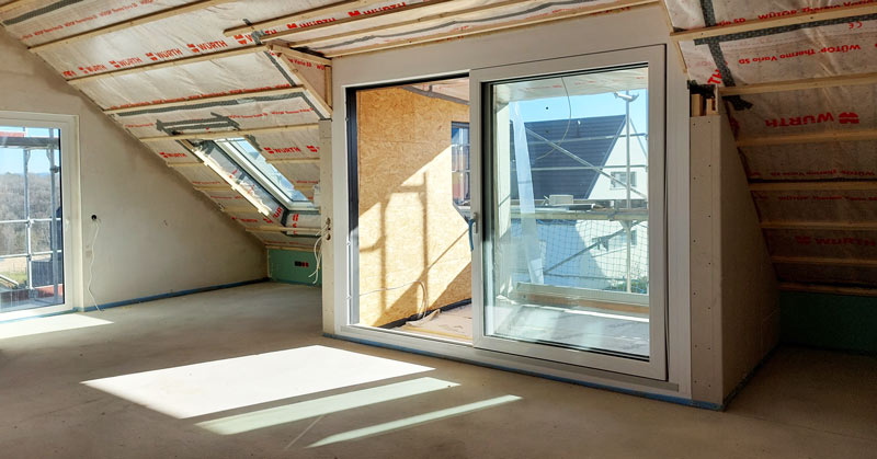 Im Innenausbau: Vom Architekturbüro Eisenbraun geplantes Doppelhaus in Ostfildern. Das Foto zeigt das Zimmer im Dach und die angrenzende Dachterrasse.