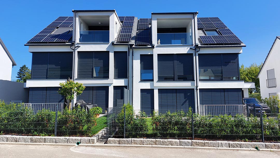 Bild eines Einfamilienhauses mit Solarkollektoren
