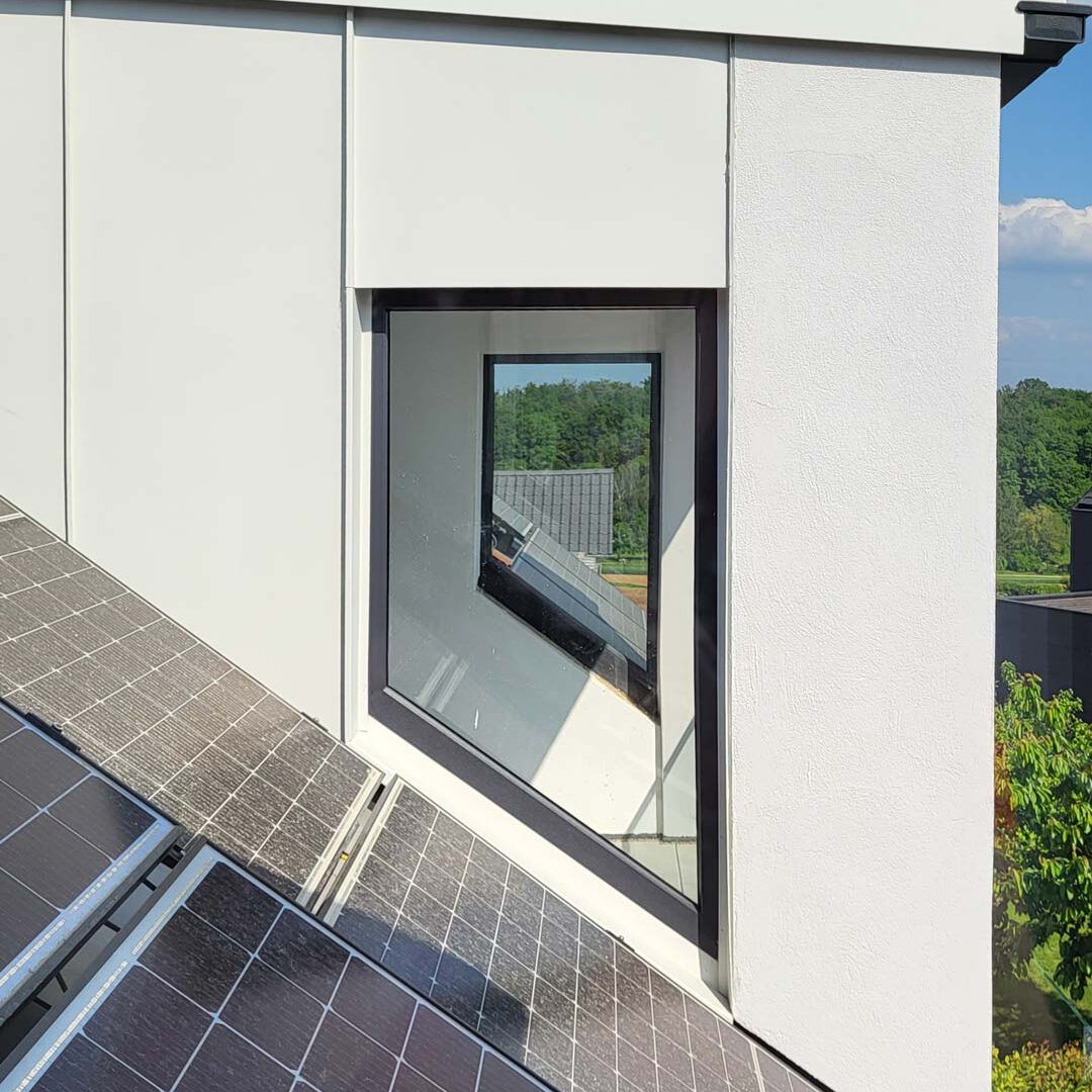 Dachgaube mit feststehendem Fenster und PV-Anlage in einem vom Architekturbüro Eisenrbaun geplanten Doppelhaus.