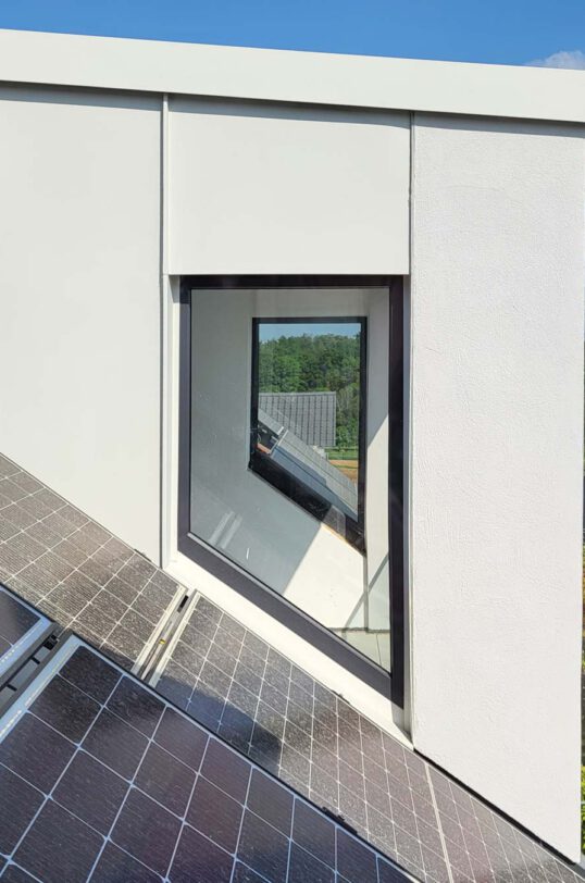 Dachgaube mit feststehendem Fenster und PV-Anlage in einem vom Architekturbüro Eisenrbaun geplanten Doppelhaus.