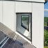 Dachgaube mit feststehendem Fenster und PV-Anlage in einem vom Architekturbüro Eisenrbaun geplanten Doppelhaus.