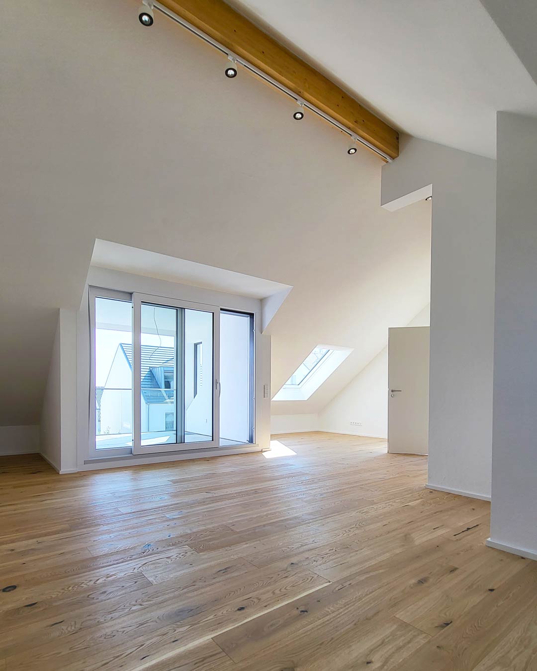 Dachzimmer mit Dachterrasse in einem vom Architekturbüro Eisenbraun entworfenen Doppelhaus.