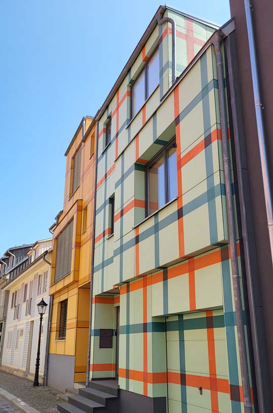 Farbe und Licht in der Architektur: Hausfassaden mit bunten Karomustern